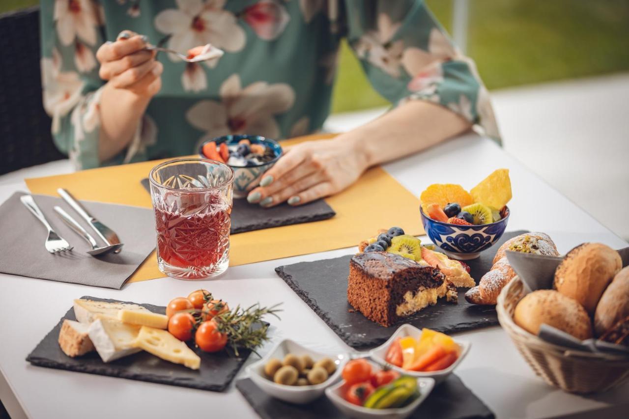 Hotel Villa Alberta Nago-Torbole Bagian luar foto