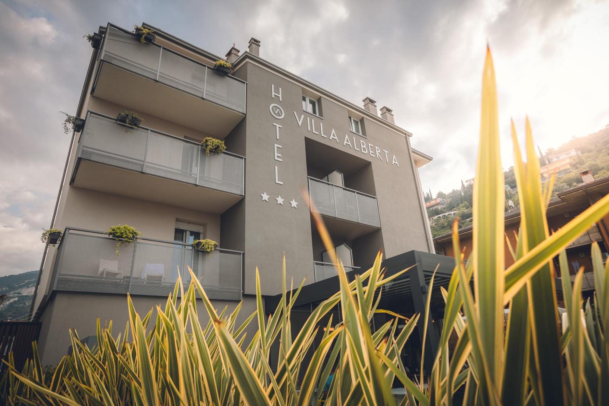 Hotel Villa Alberta Nago-Torbole Bagian luar foto
