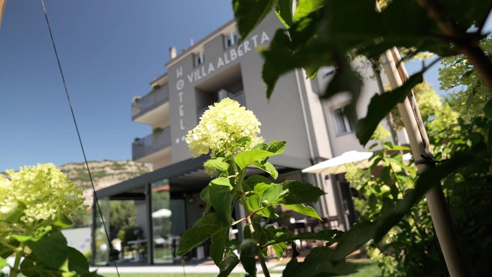 Hotel Villa Alberta Nago-Torbole Bagian luar foto